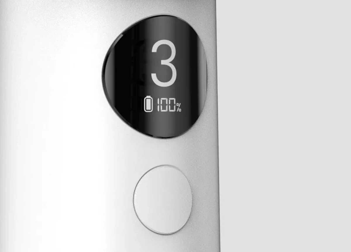 Round display showing level 3 and 100% battery, flush button below